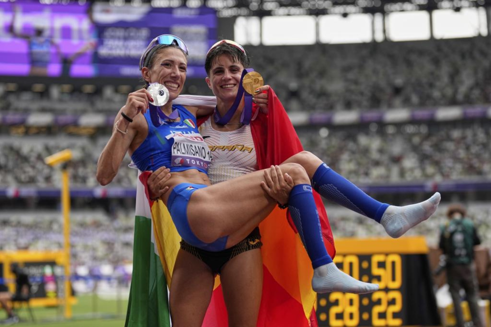 María Pérez festeja el oro mundial con su amiga Palmisano, plata LAPRESSE