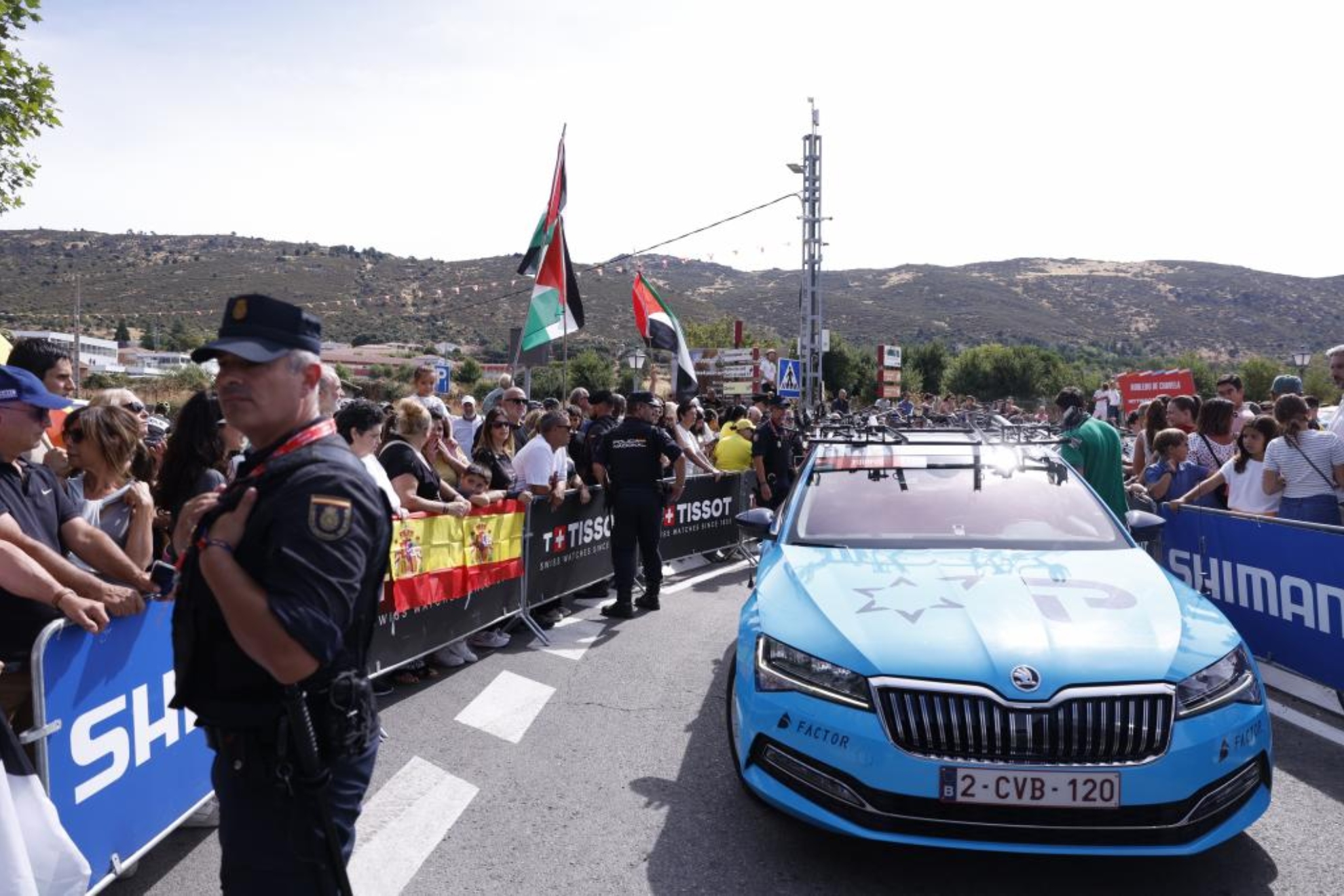 Manifestantes en la salida de la etapa 20 de la Vuelta a España. EFE