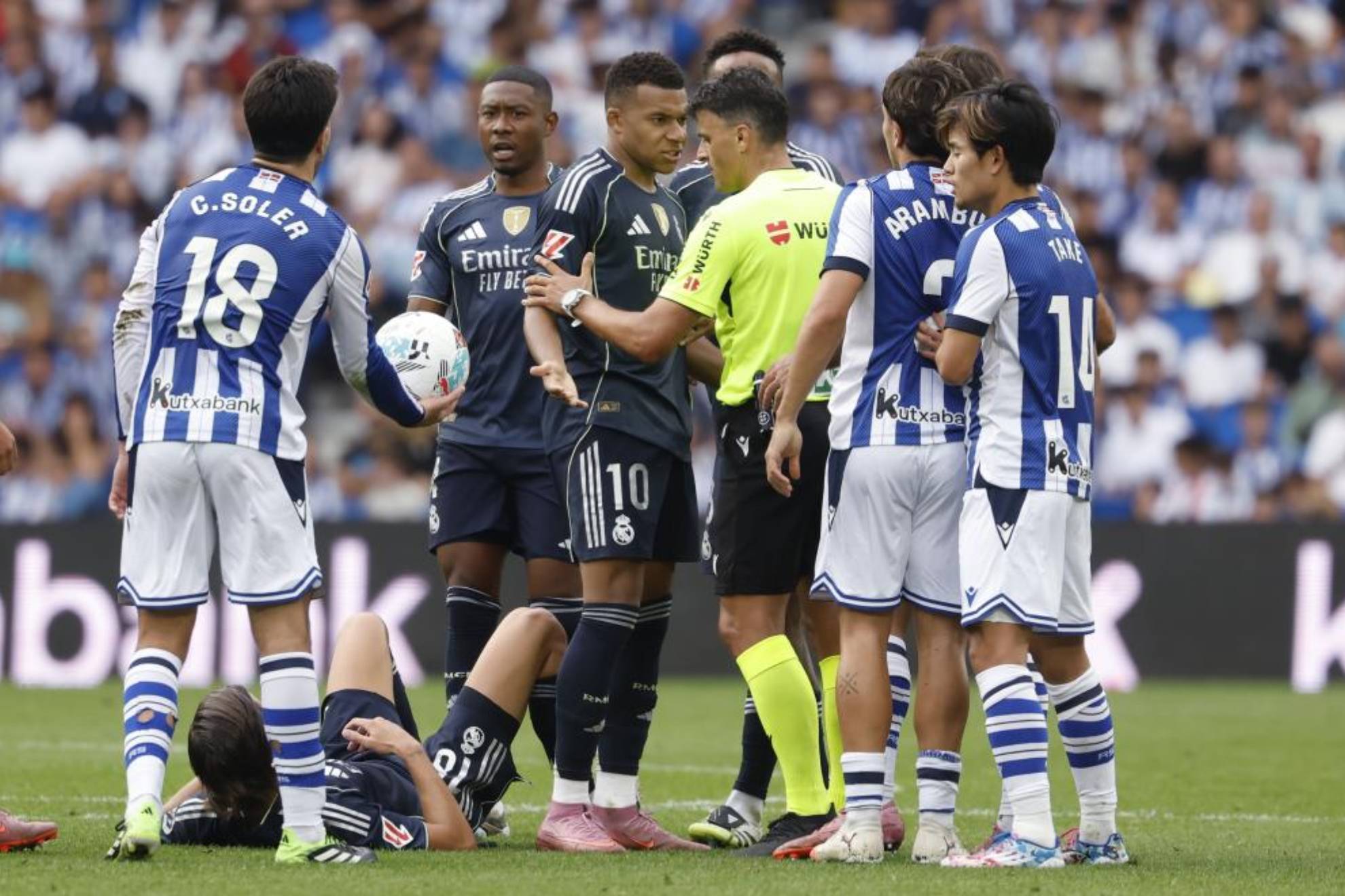 Gil Manzano habla con Mbappé durante el Real Sociedad-Real Madrid.