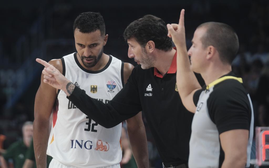 Álex Mumbrú da instrucciones a Johannes Thiemann durante un encuentro del Eurobasket.