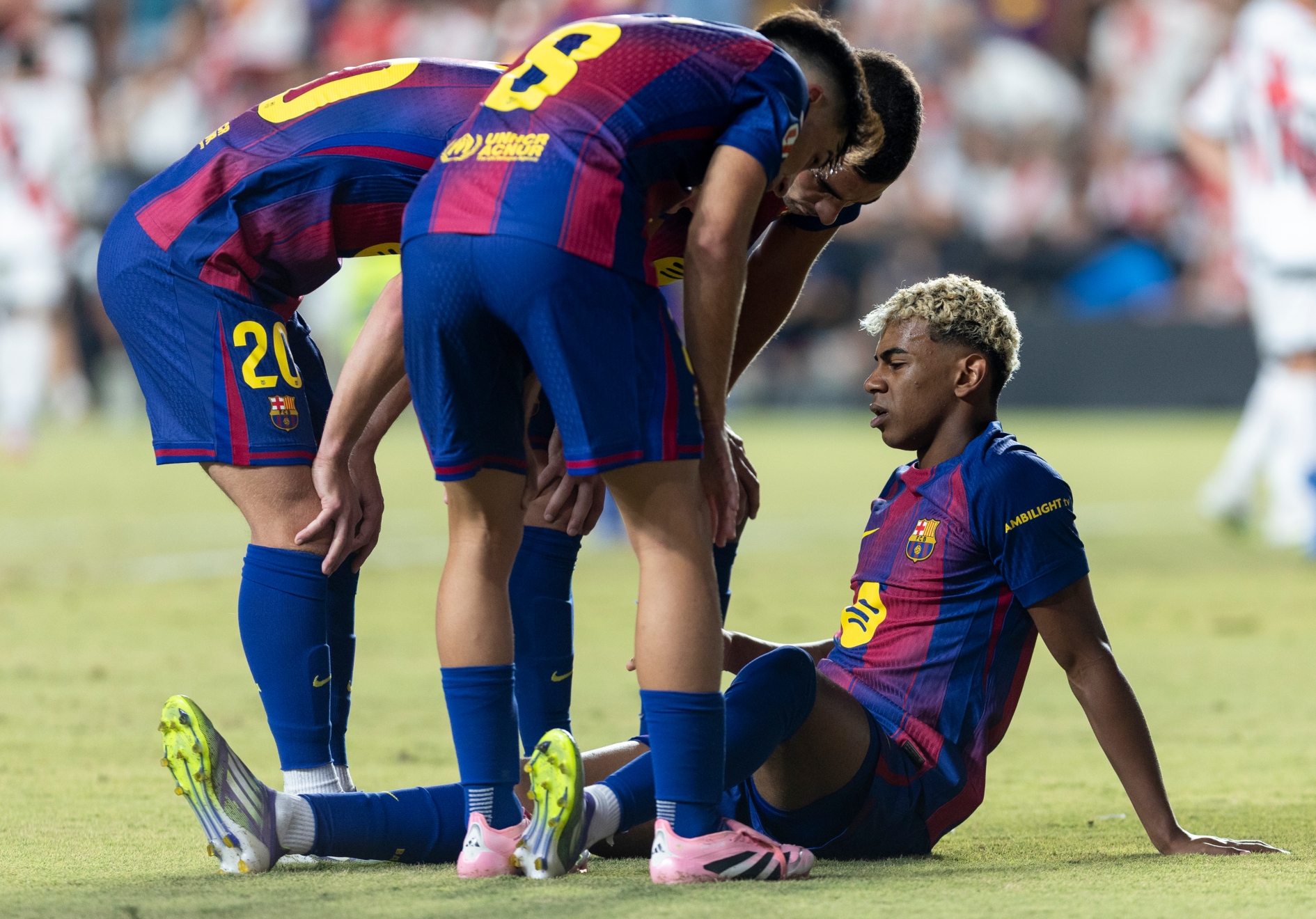 Lamine se duele en una acción en el partido ante el Rayo.