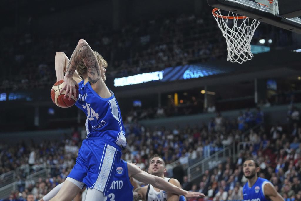 Miikka Muurinen en un partido del EuroBasket AP