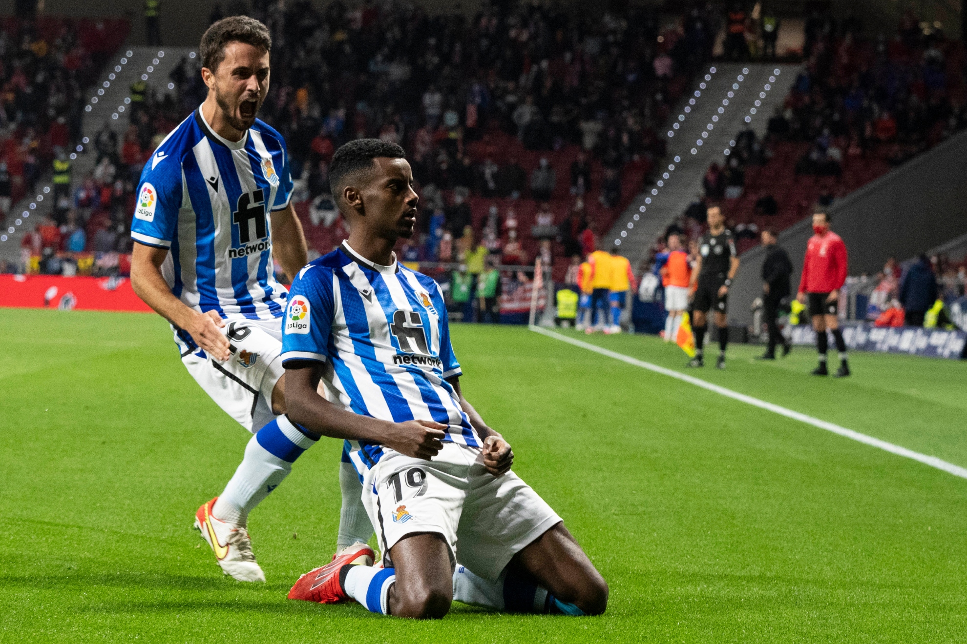 Isak celebrando un gol ante el Atlético.