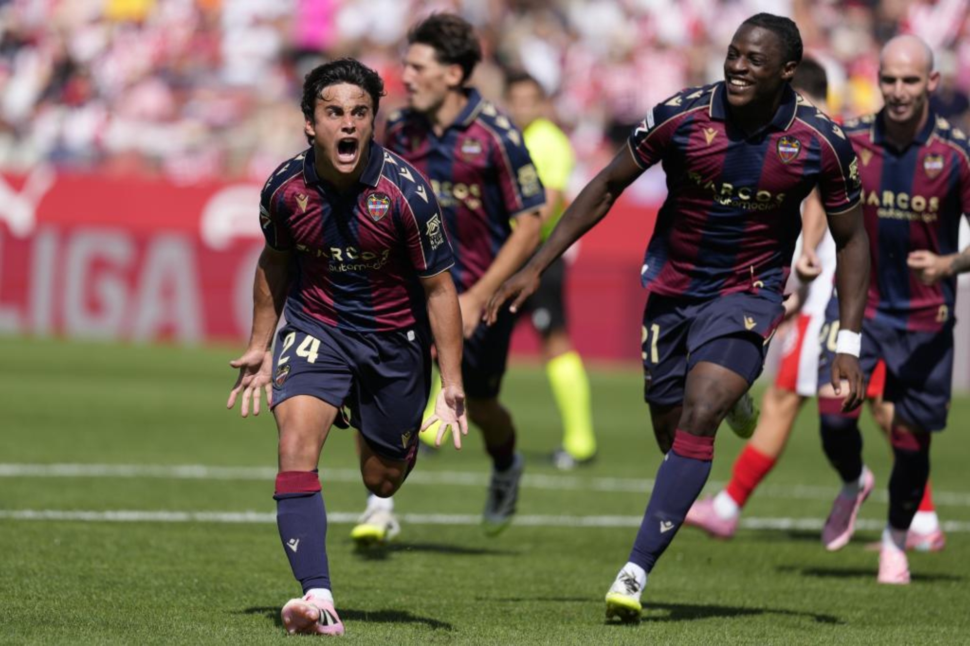 Carlos Álvarez y Etta Eyong celebran uno de los goles del Levante.