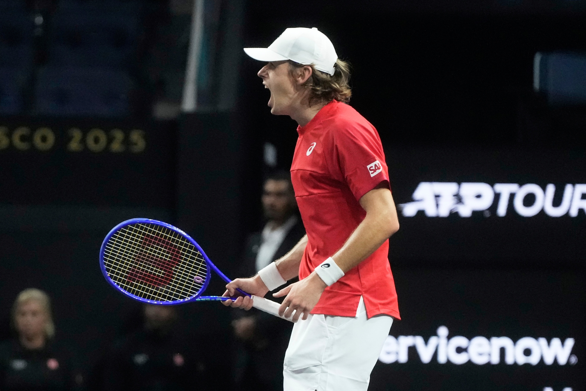 De Miñaur celebra un punto.