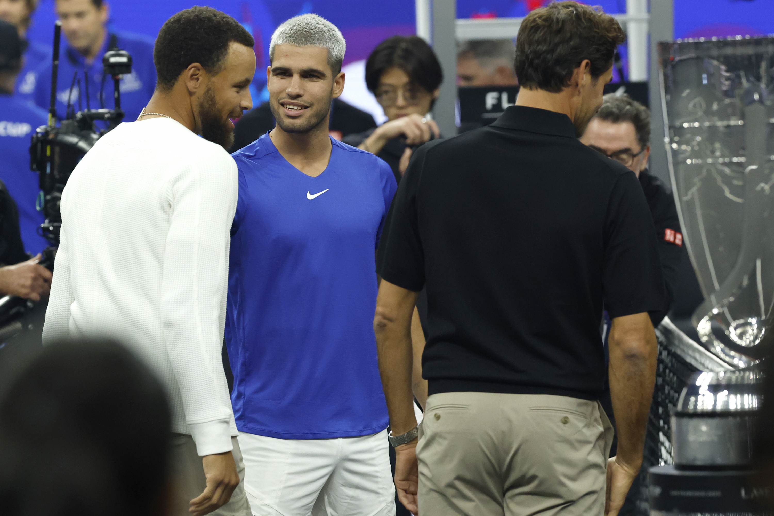 Curry y Alcaraz hablan en presencia de Roger Federer.