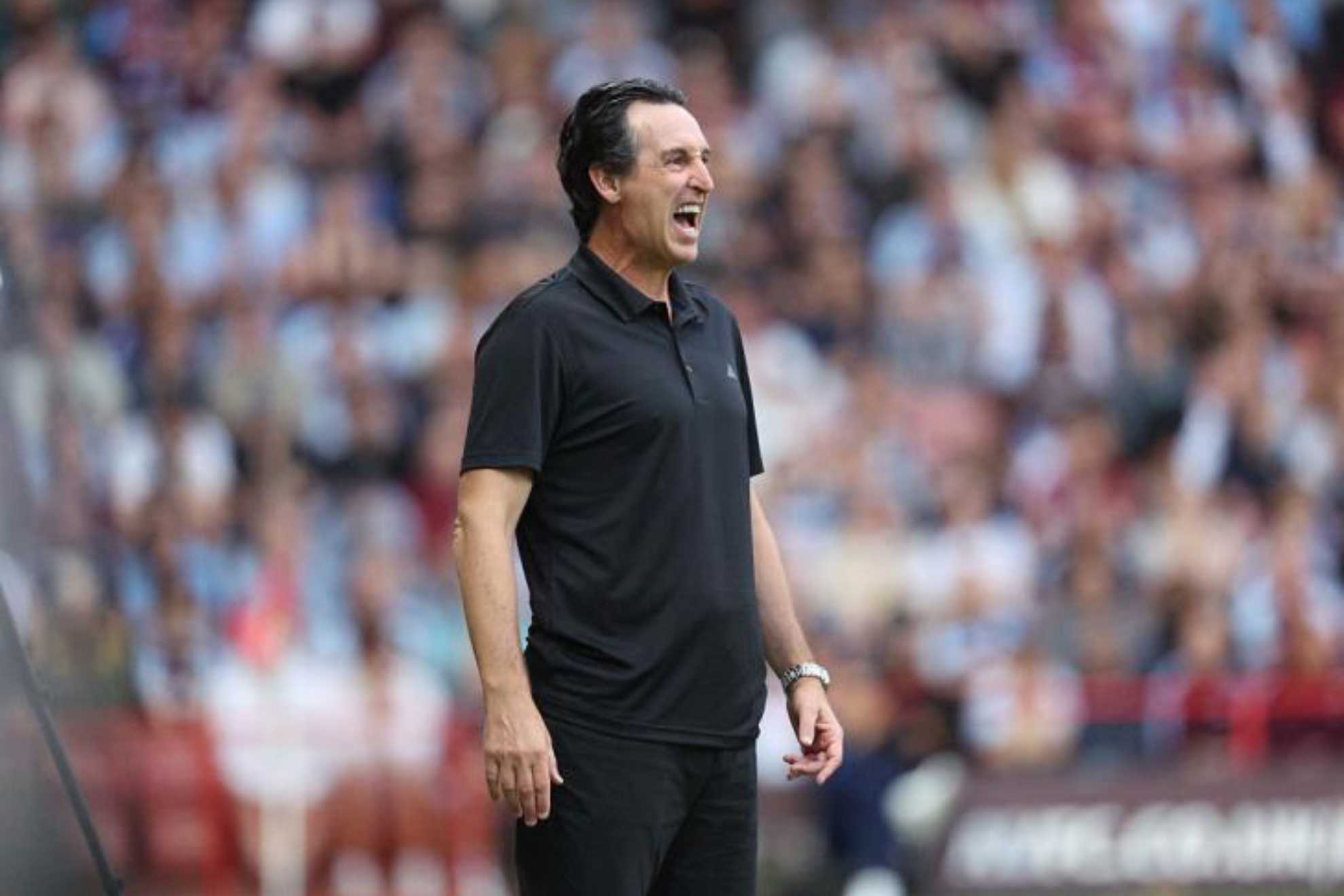 Emery dirigiendo al Aston Villa