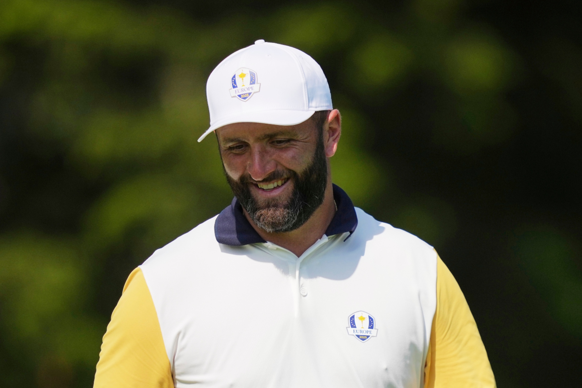 Jon Rahm durante el entrenamiento de hoy en Bethpage Black.
