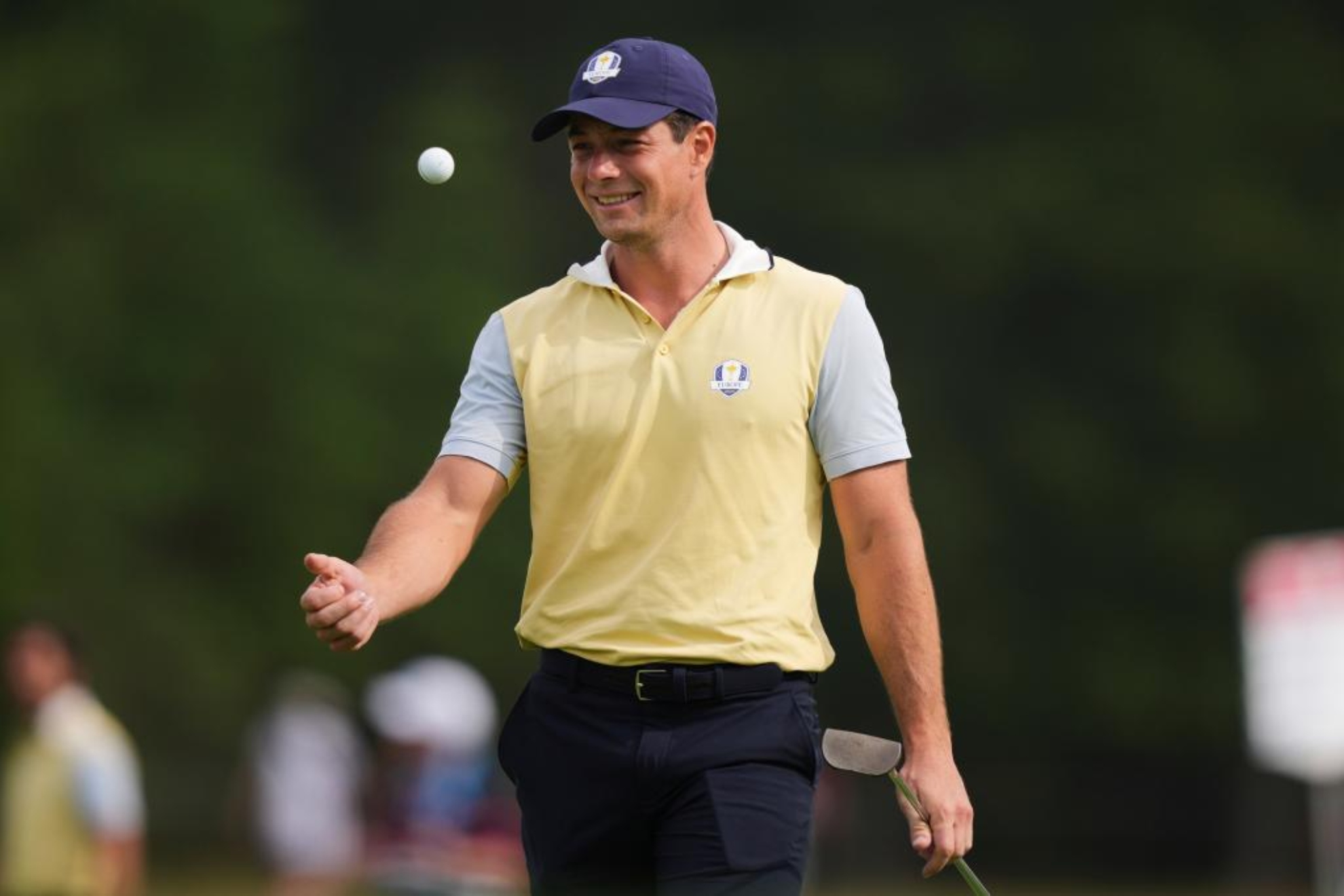 Viktor Hovland (28) juega con una bola en la Ryder Cup