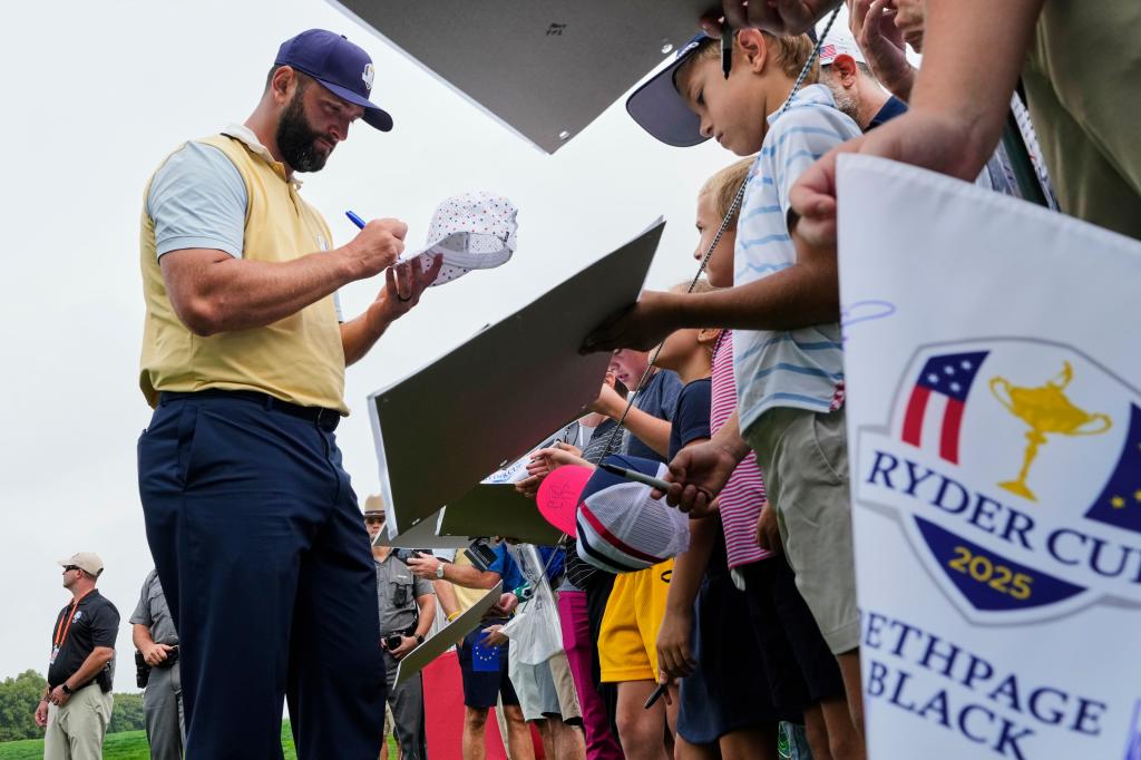 Jon Rahm firma autógrafos