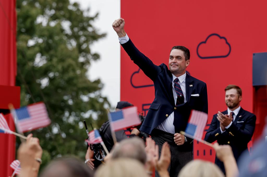 Keegan Bradley saluda al público en la ceremonia
