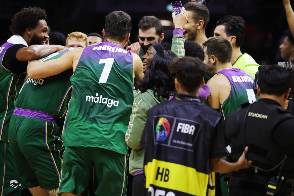 Alegría de la plantilla del Unicaja tras ganar la Copa Intercontinental.