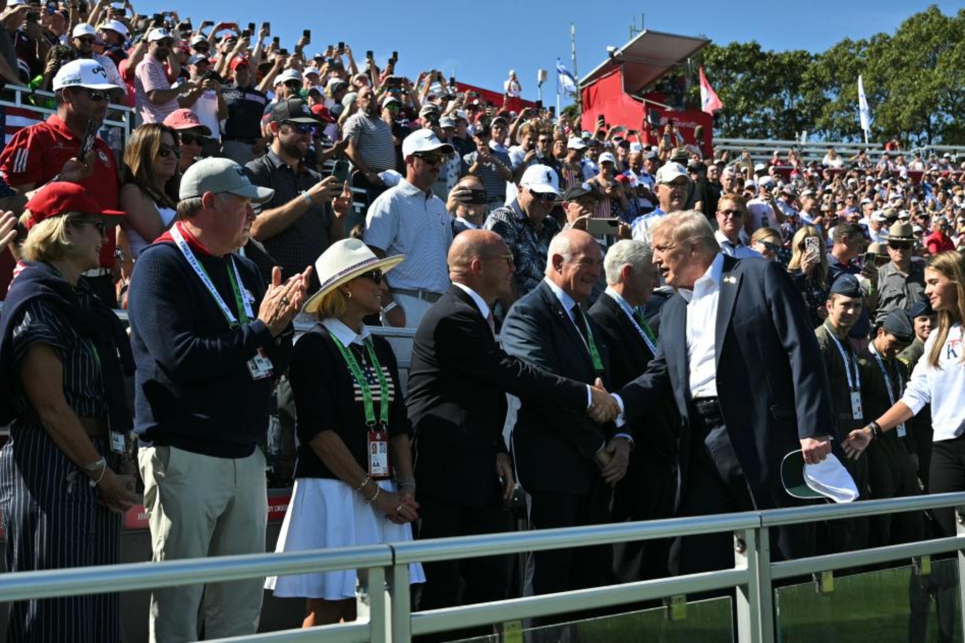 Donald Trump saluda a Guy Kinnings, CEO del European Tour