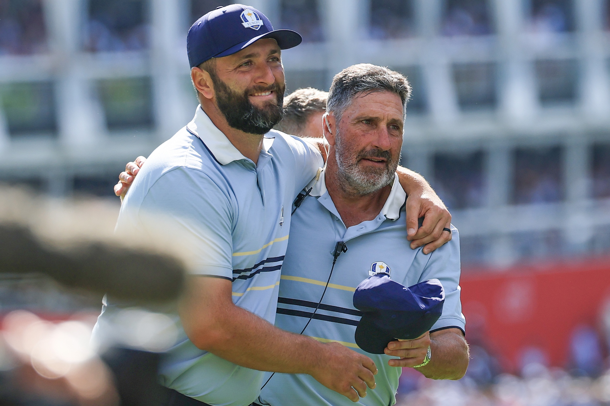 Jon Rahm se abraza a José María Olazábal, vicecapitán, tras la victoria