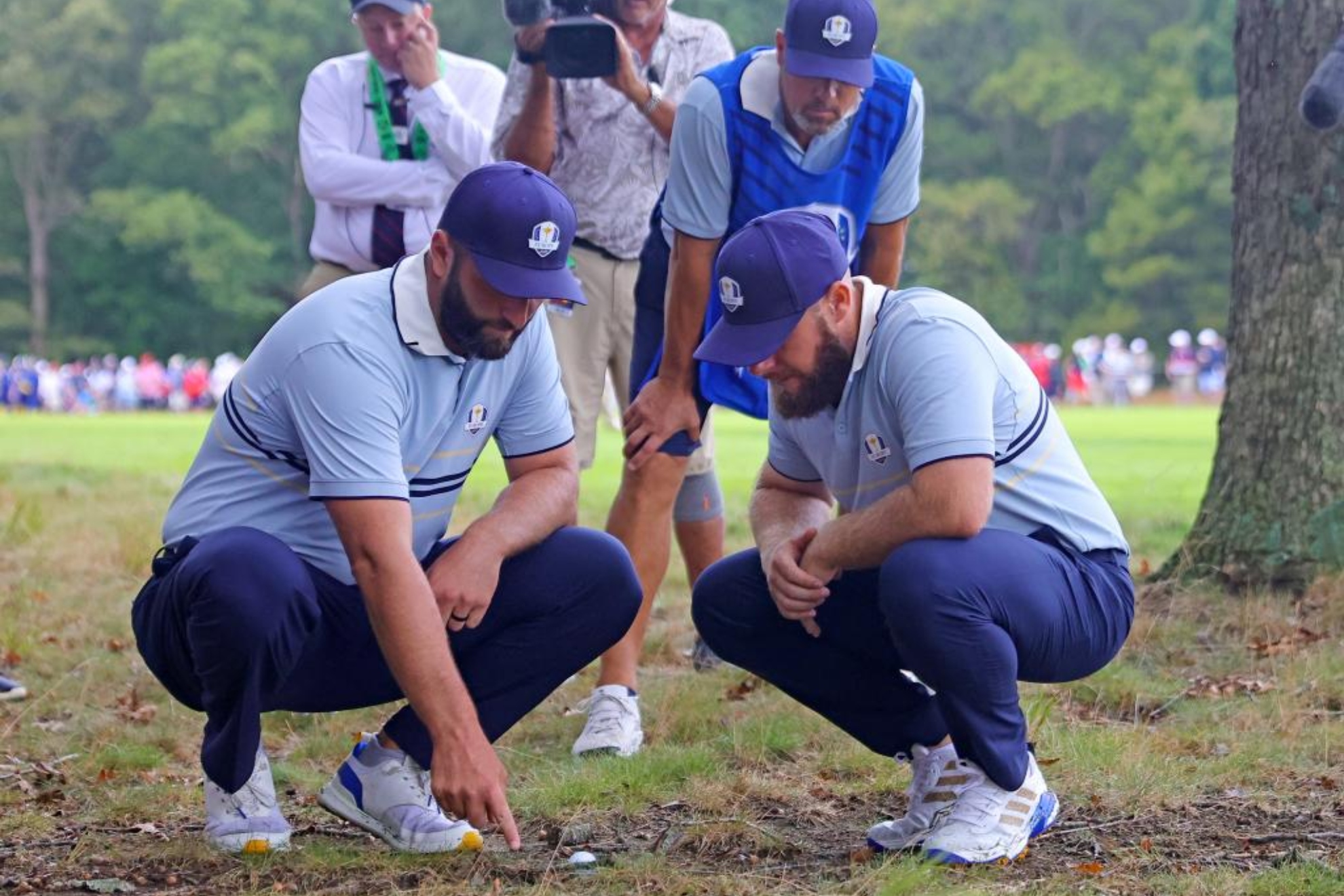 Rahm y Hatton hablan en el hoyo 7 de Bethpage el viernes