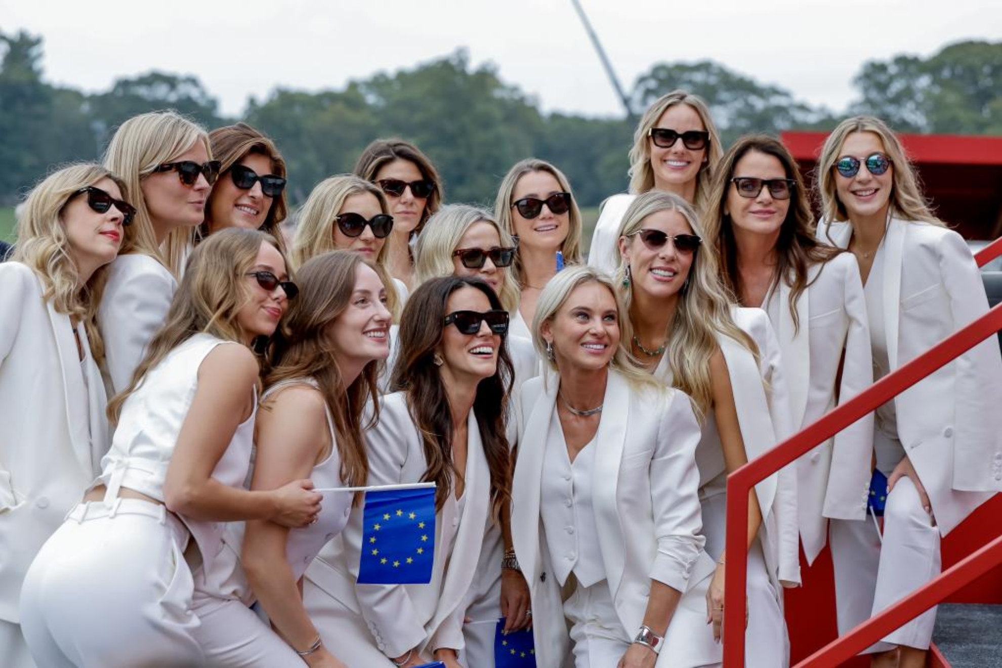 Las damas de honor europeas posan durante la ceremonia de inauguración