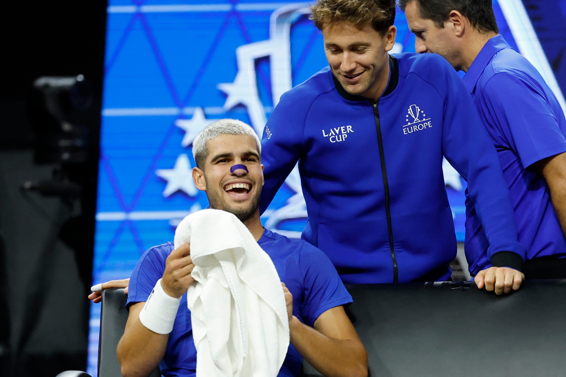 Alcaraz sonríe al lado de Ruud.