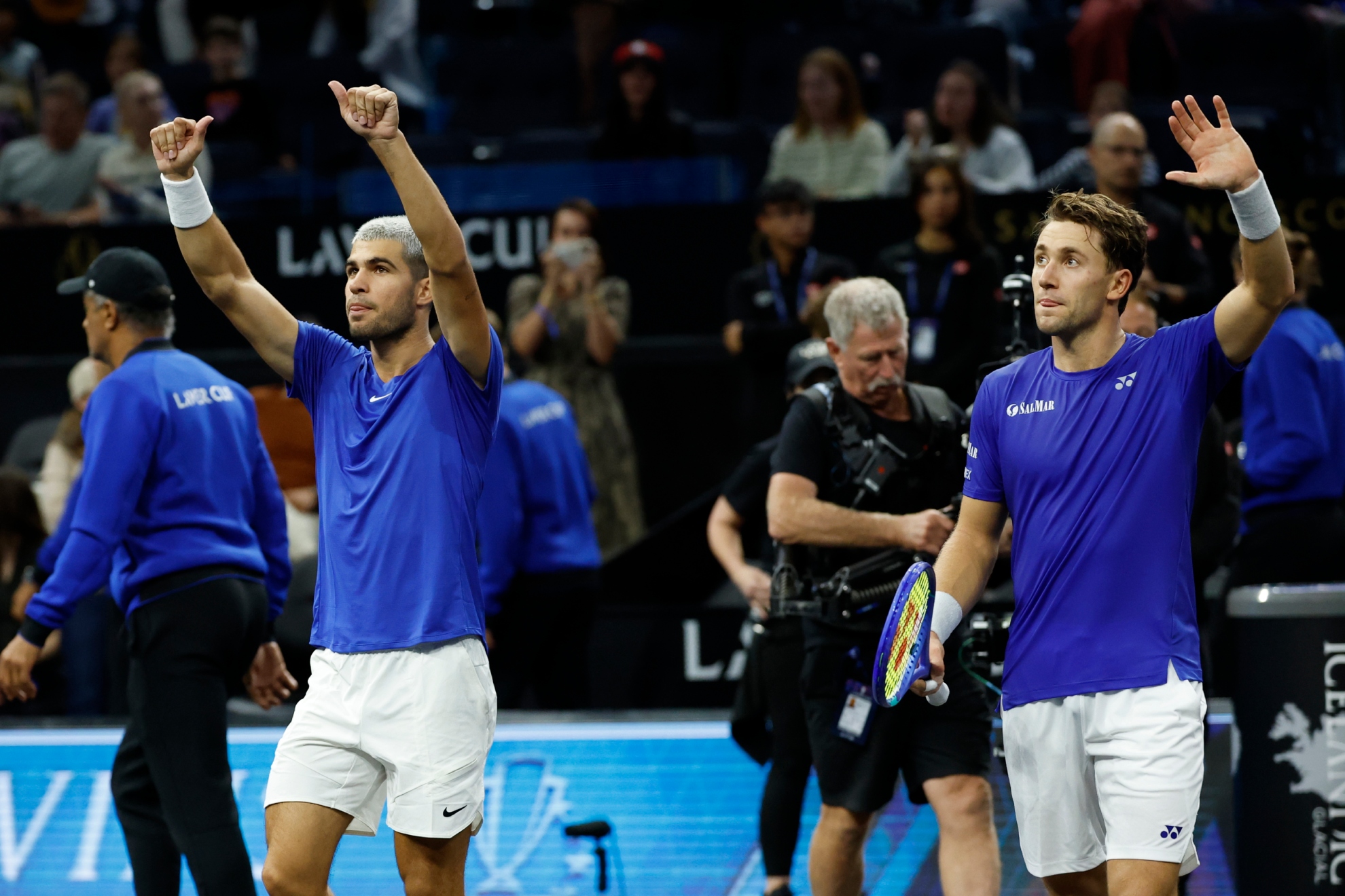 Alcaraz y Ruud saludan a la grada de Chase Center de San Francisco.
