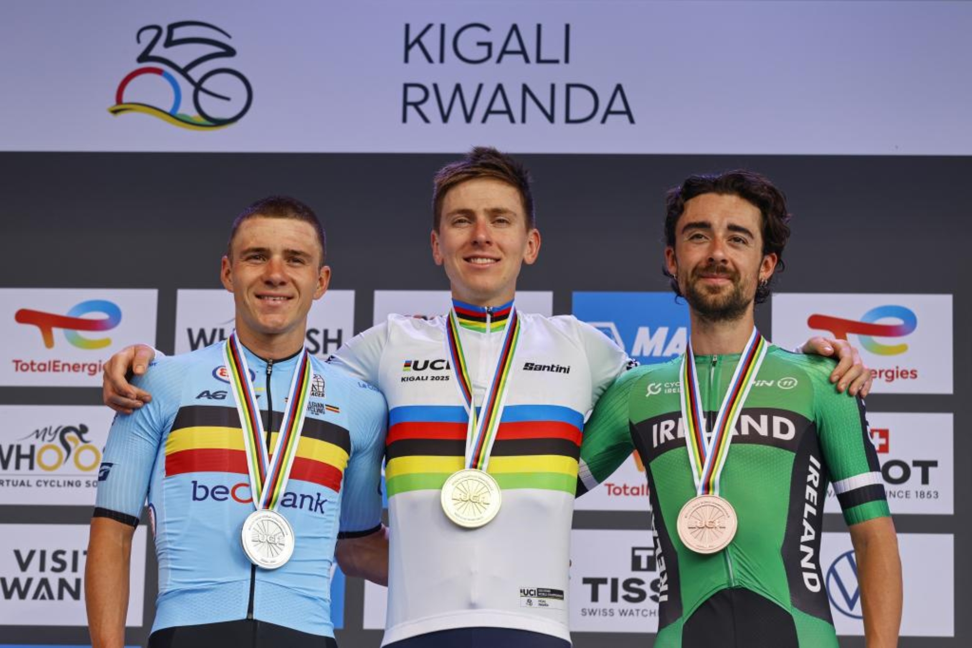Remco Evenepoel, Tadej Pogacar y Ben Healy, en el podio del Mundial. EFE