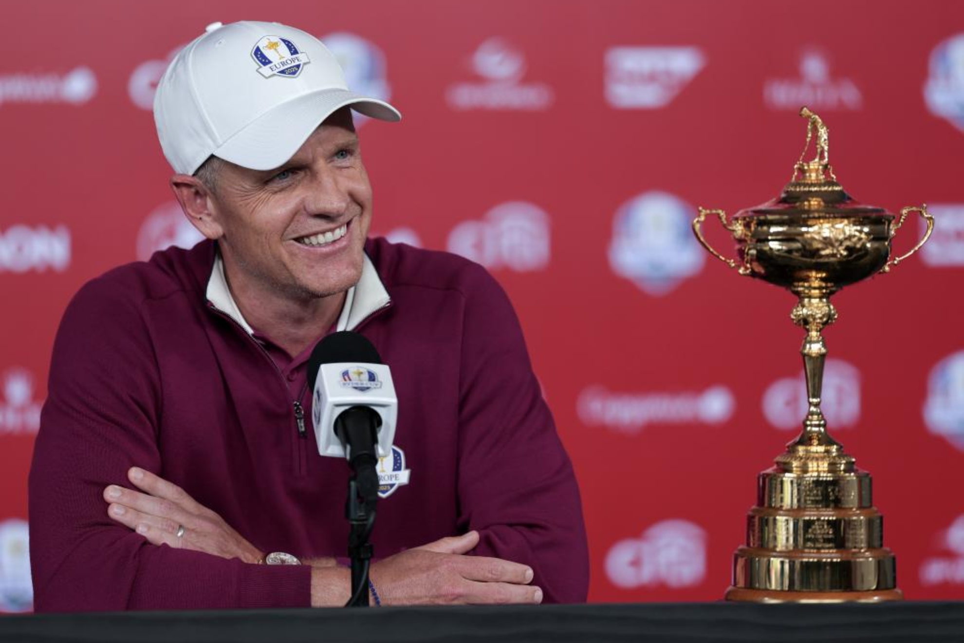 Luke Donald (47) junto al trofeo de la Ryder Cup
