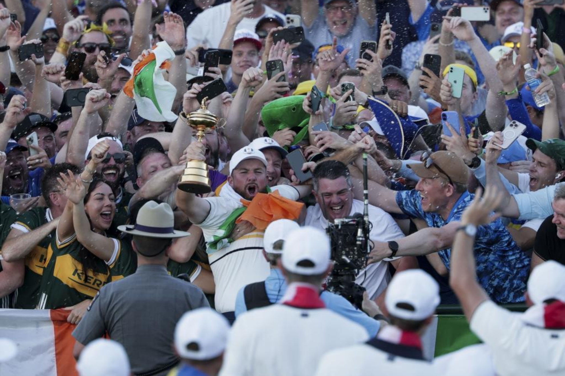 Shane Lowry, con el trofeo de la Ryder Cup