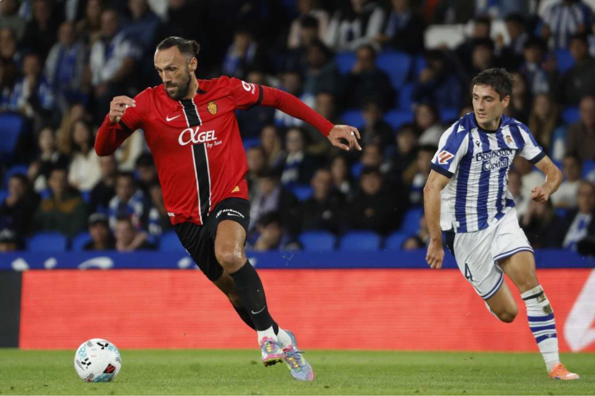 Muriqi conduce el balón en el Reale Arena