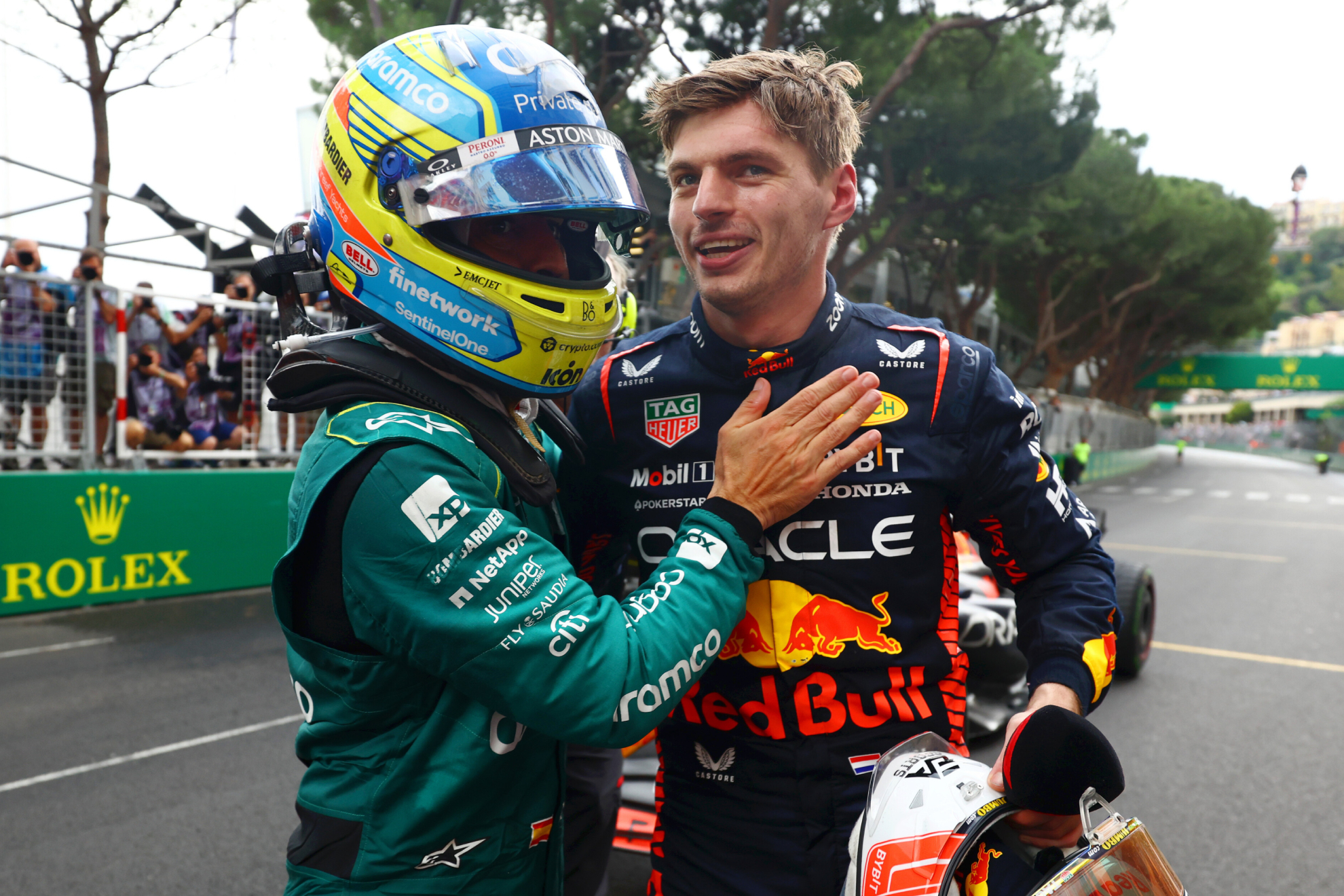 El abrazo de Alonso y Verstappen tras la legendaria clasificación de Mónaco 2023.