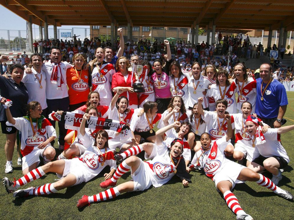Las jugadoras del Rayo Vallecano celebran la conquista de la Copa en 2008