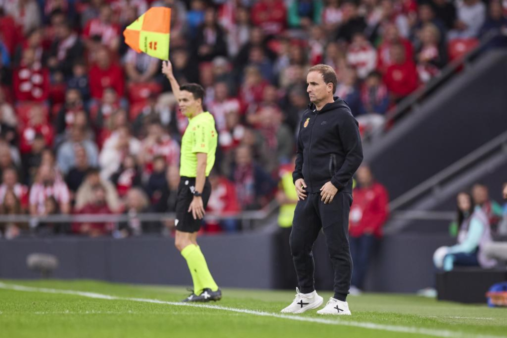 Arrasate, con gesto serio en un momento del encuentro en San Mamés.