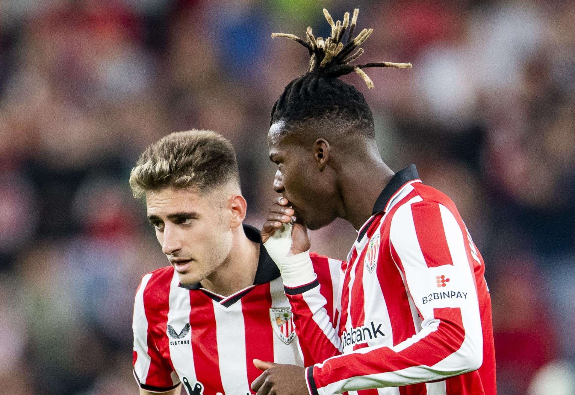 Robert Navarro atiende a Nico durante el partido ante el Mallorca.