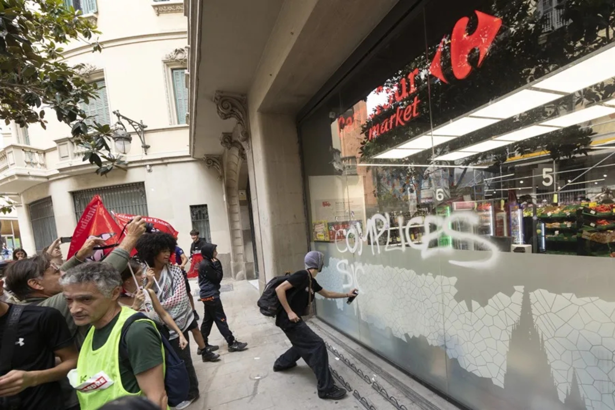 Varios radicales, en la manifestación por Gaza de Barcelona.