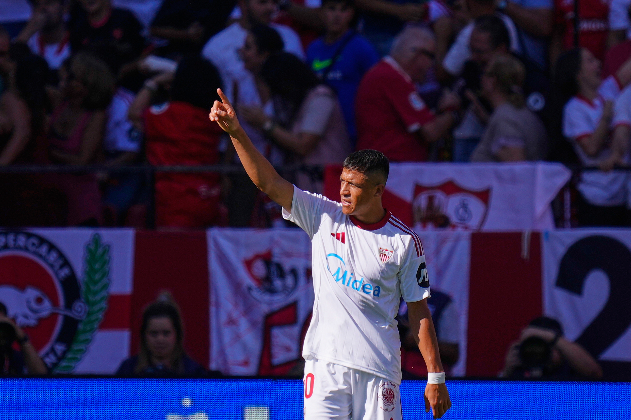 Alexis Sanchez celebra su gol ante el Barcelona en el Sánchez-Pizjuán.