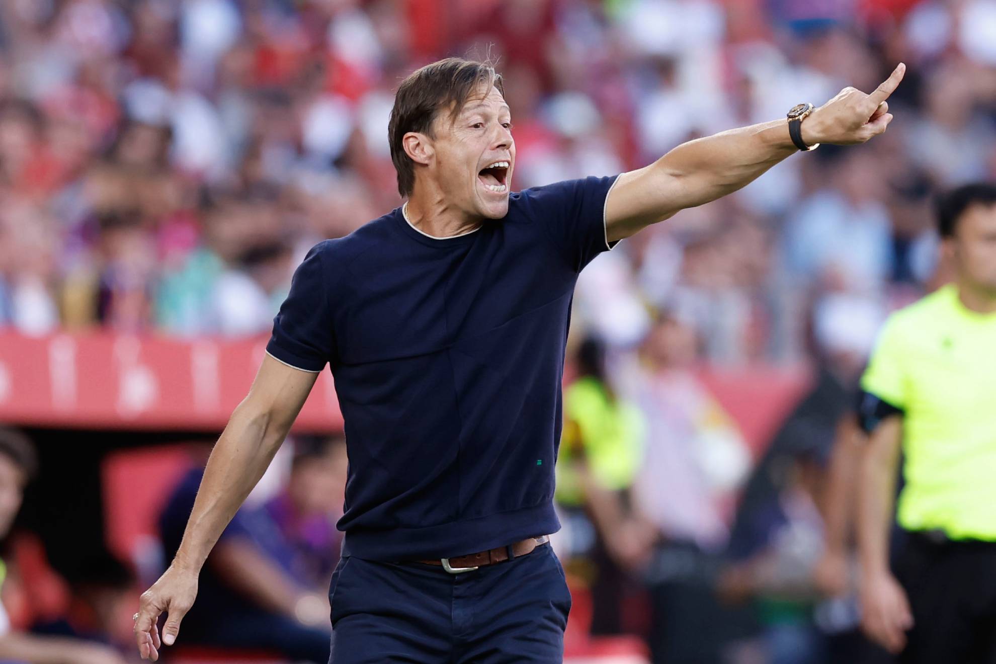 SEVILLA, 05/10/2025.-El entrenador del Sevilla Matías Almeyda, durante el partido de la jornada 8 de Laliga EA Sports, este domingo en el estadio Sánchez-Pizjuán en Sevilla.-EFE/Julio Muñoz