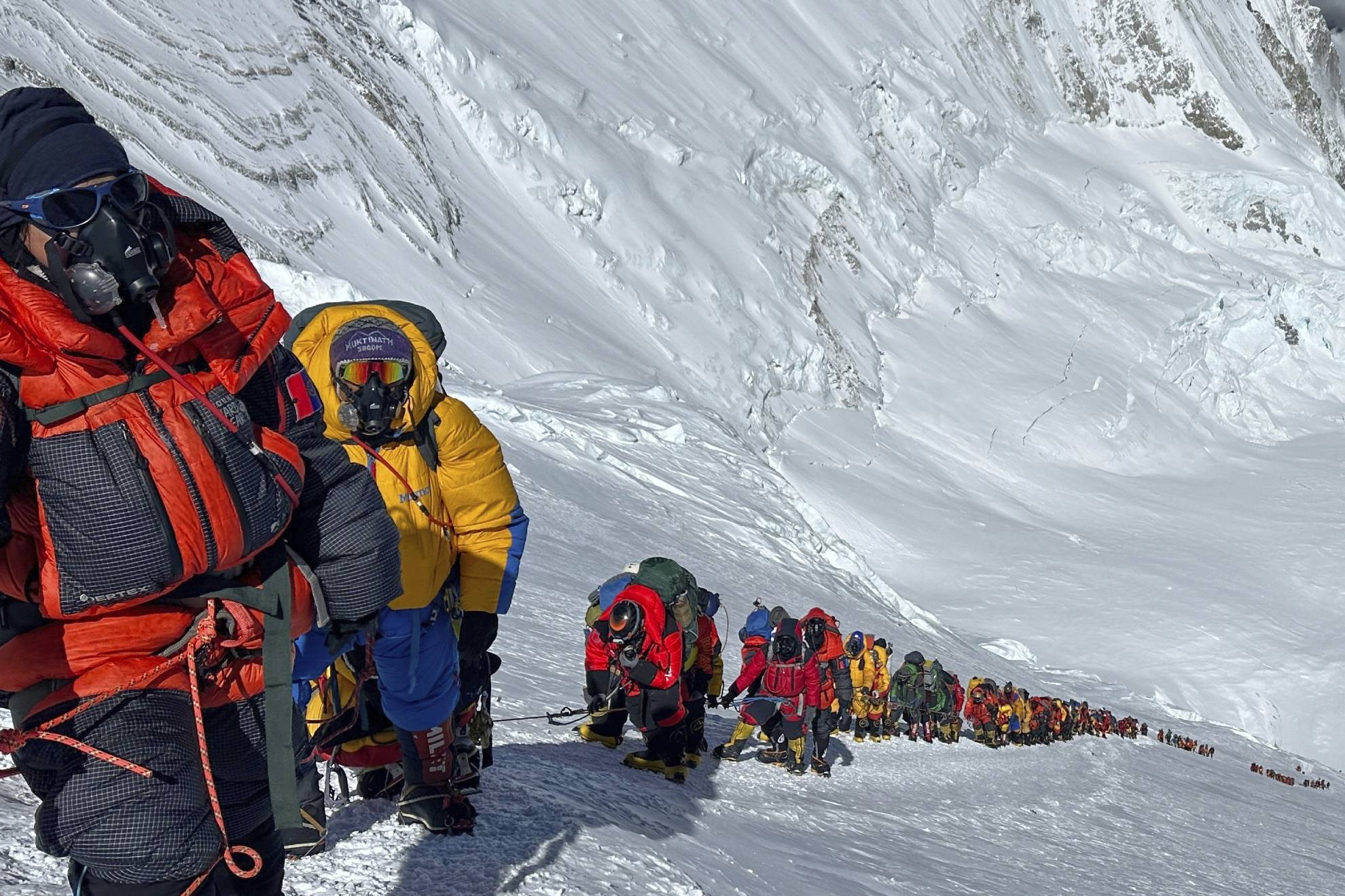 Concluye el rescate de las casi 900 personas atrapadas cerca de cara tibetana del Everest