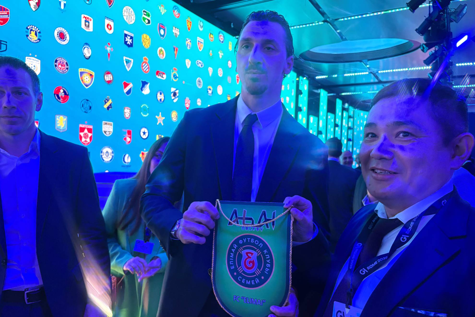 Ibrahimovic posa con el banderín de un club miembro de la EFC.