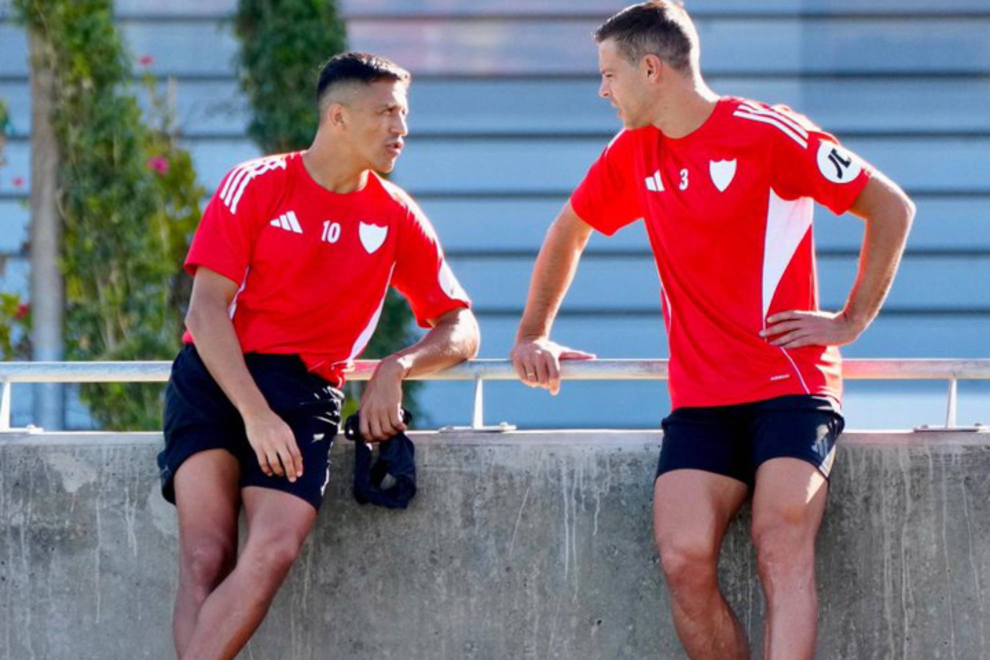 Alexis y Azpilicueta charlan en la localidad deportiva de Nervión.