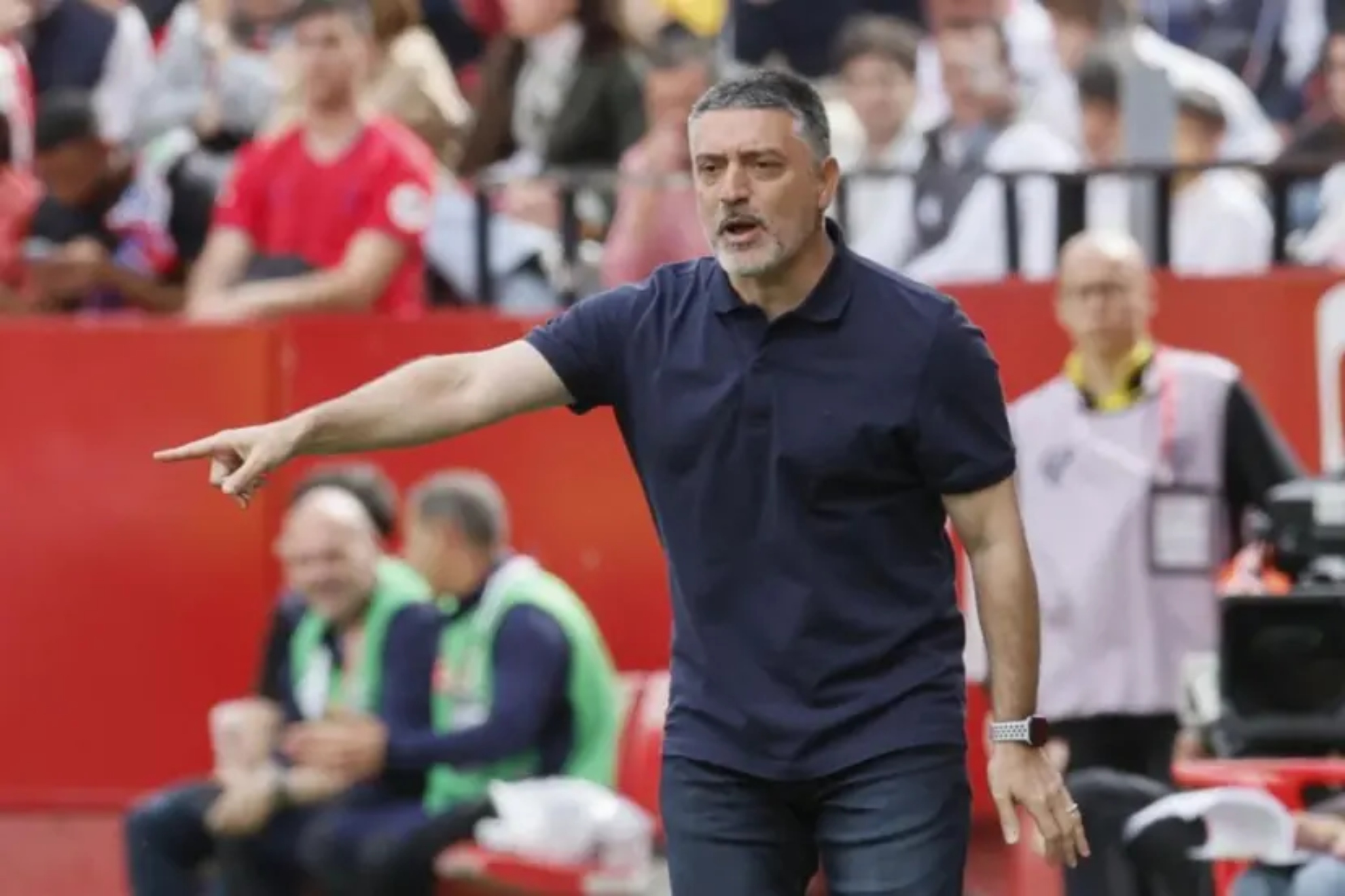Javier García Pimienta, dirigiendo un partido al Sevilla.