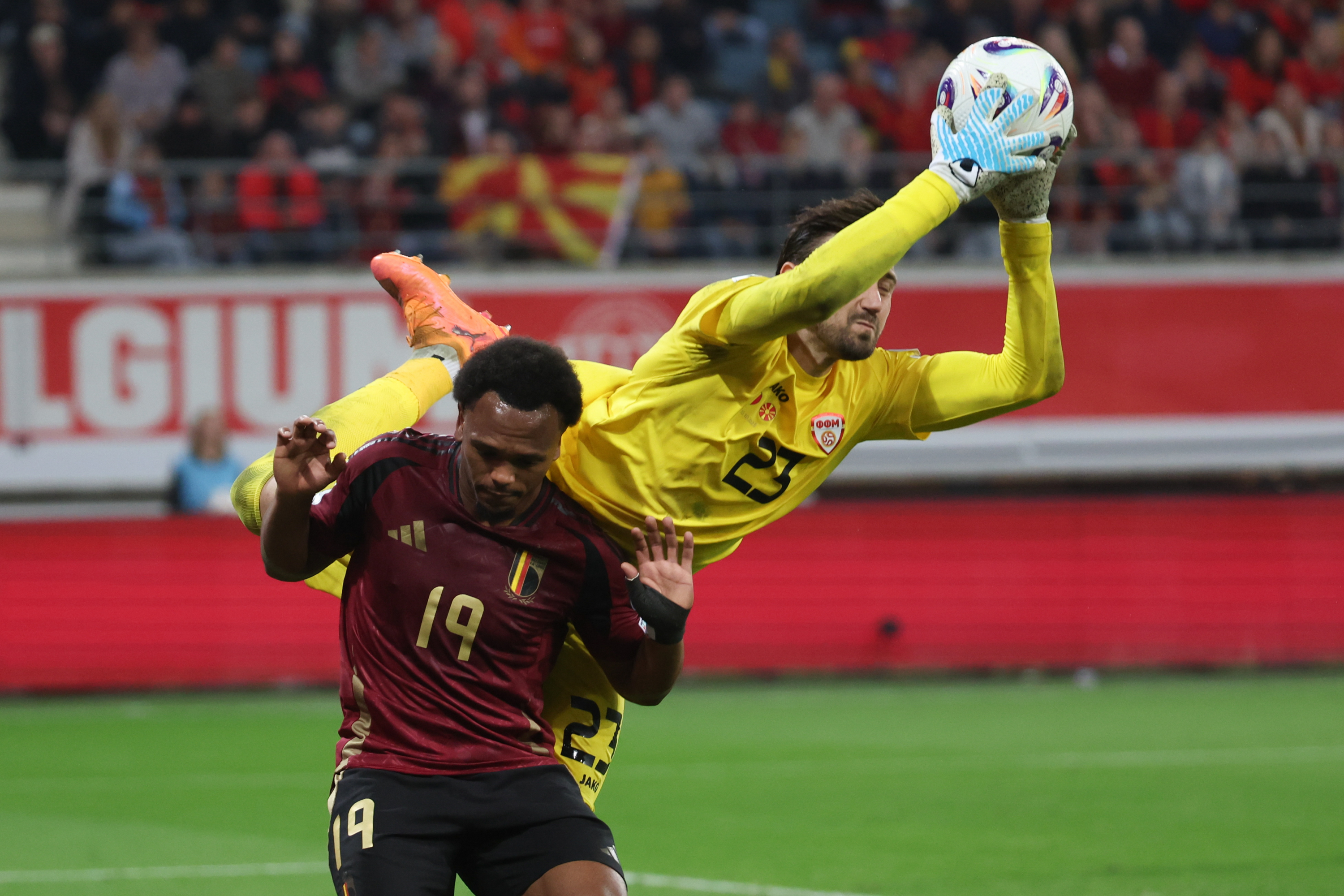 Openda junto a Stole Dimitrievski en el Macedonia del Norte - Bélgica