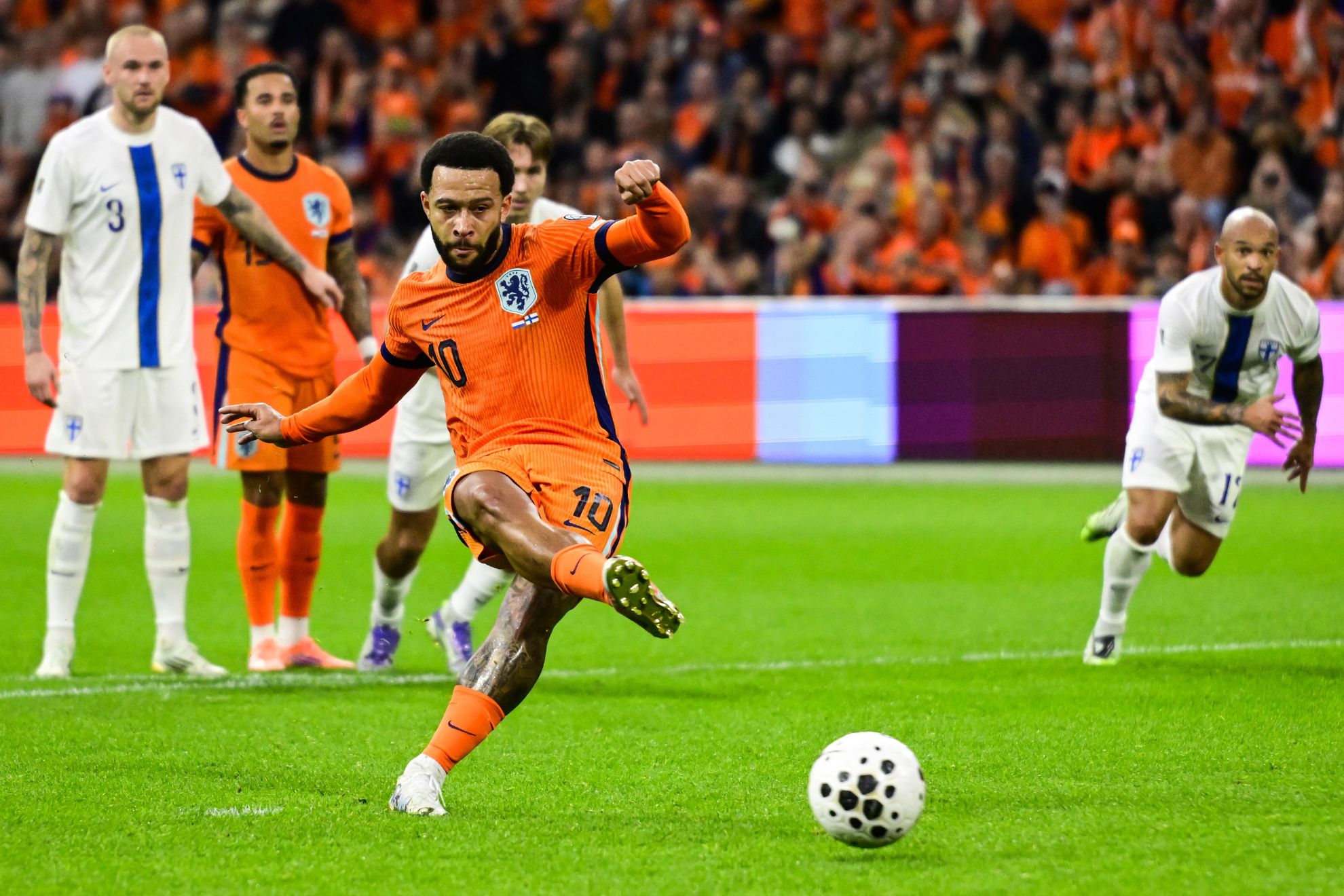 Memphis, transformando su penalti ante Finlandia