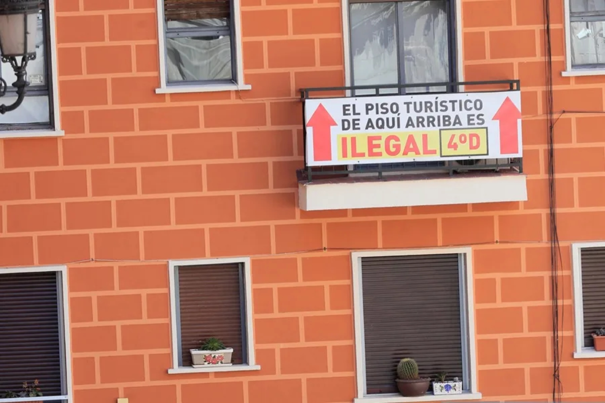 Cartel donde se avisa de un piso turístico ilegal.