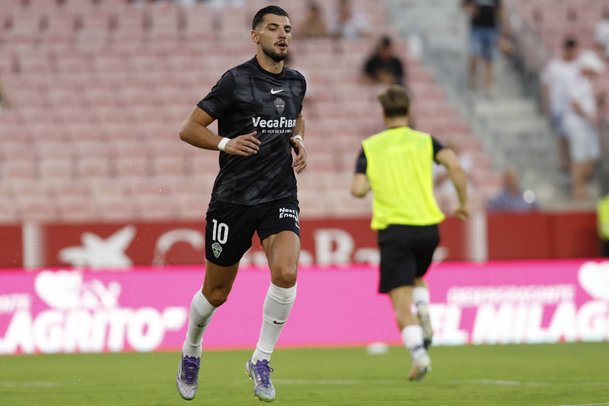 Rafa Mir en un partido entre el Elche y Sevilla
