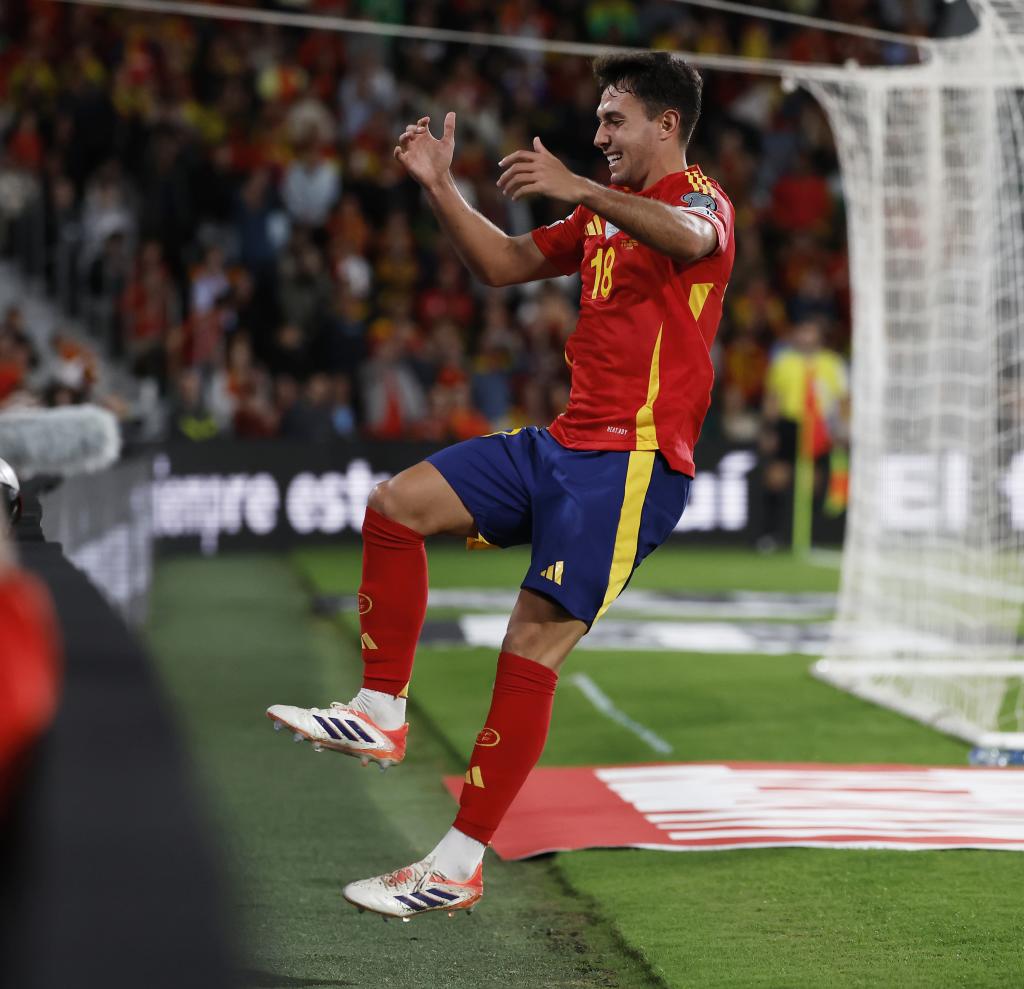 Zubimendi celebra un gol con la selección