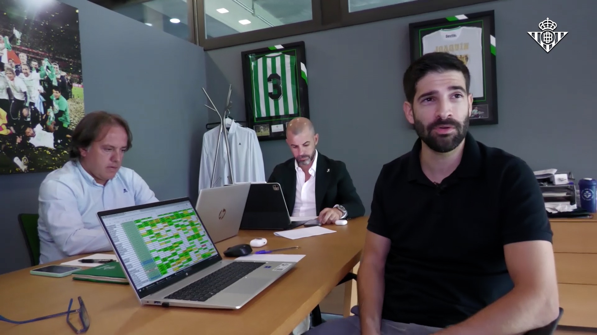 Ladrón de Guevara explicando su organización