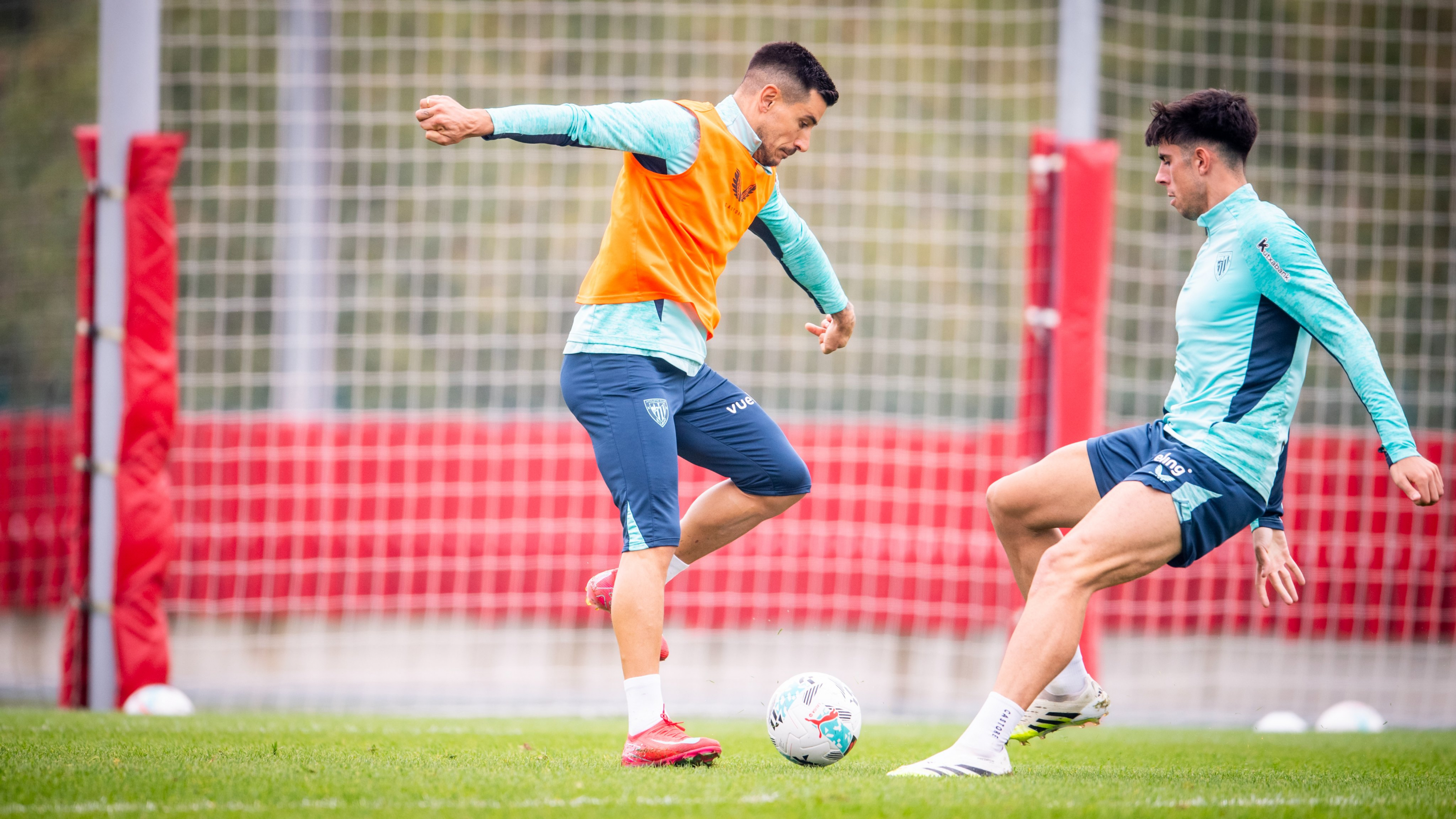 Rego trata de impedir un avance de Yuri durante un entrenamiento en Lezama.
