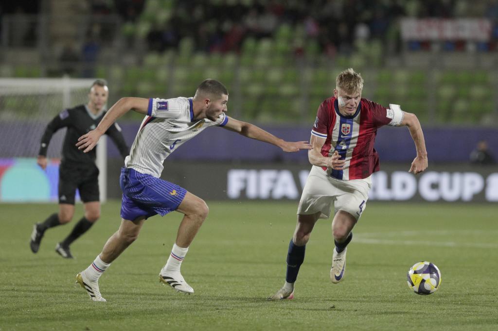Rasmus Holten de Noruega disputa un balón con Elyaz Zidane