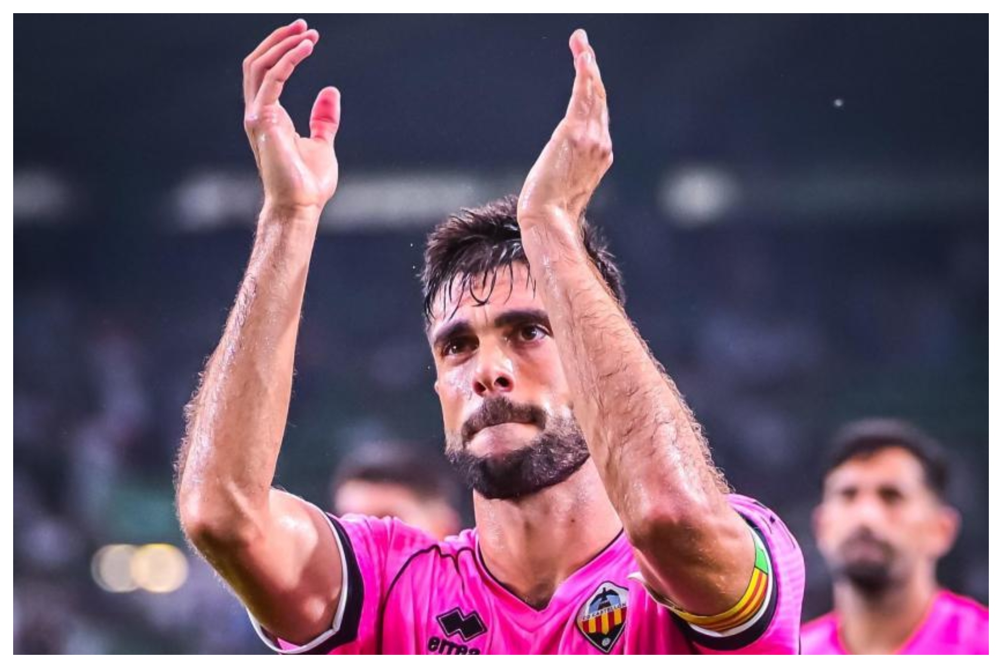 Salva Ruiz aplaude emocionado a la afición del Castellón
