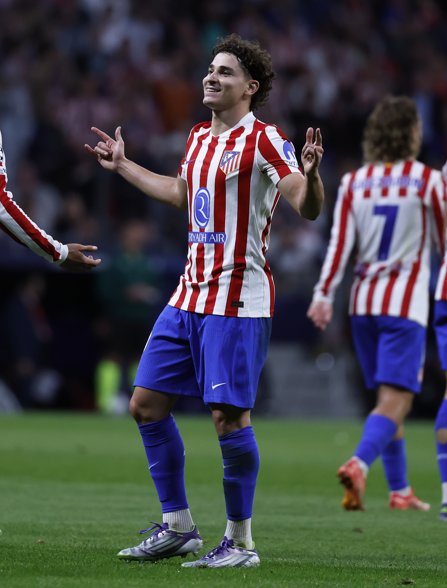 Marc Bernal pide a Julián Álvarez para el Barcelona