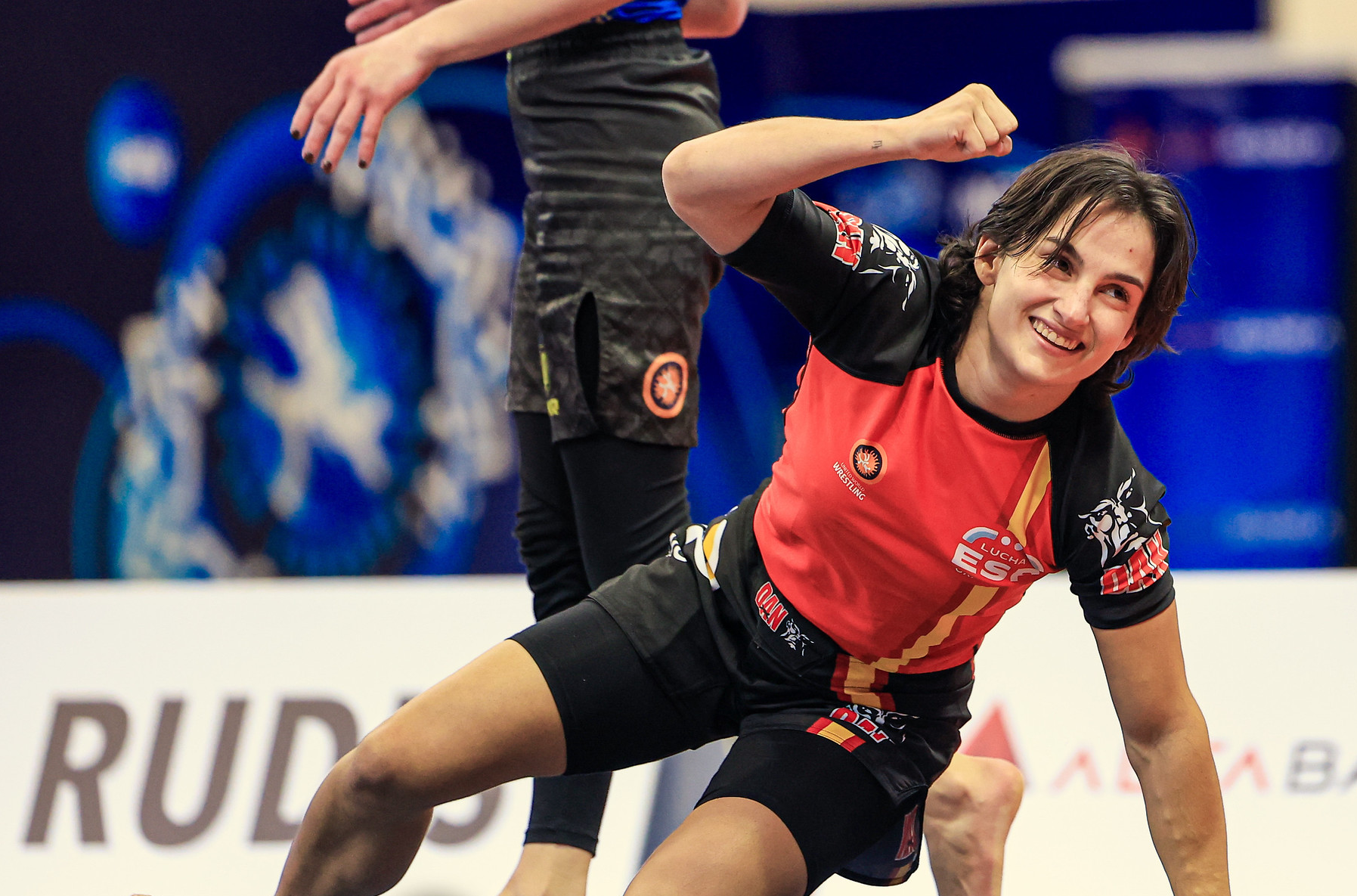 Carlota Prendes celebra la primera de sus dos medallas en Serbia