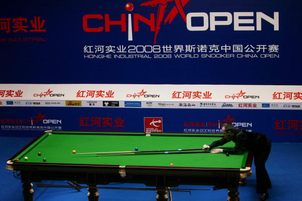 Un jugador durante el China Open Snooker.