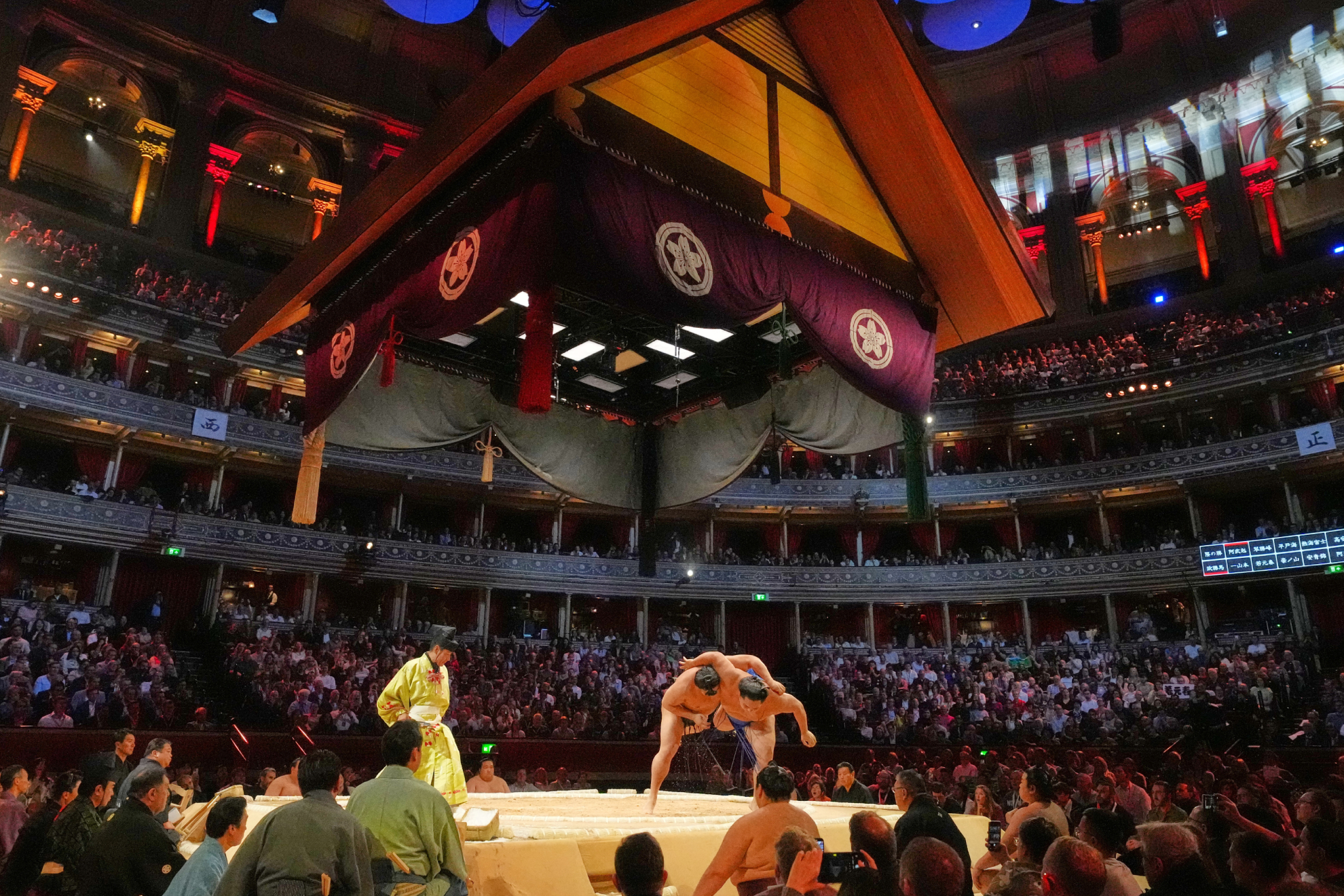 Combate de sumo este jueves 16 de octubre en el Royal Albert Hall de Londres.